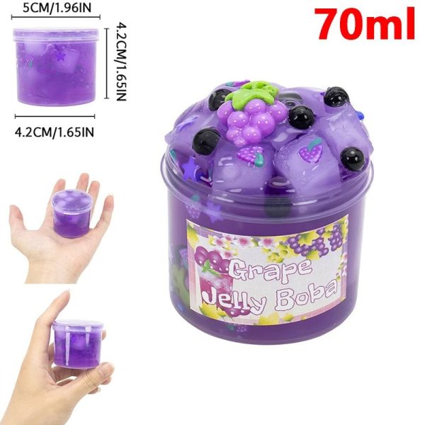Lila druvgelé med pärlor och figurer, innehållande 70 ml klibbig massa. Perfekt för lek och dekoration, lätt att hantera och transportera.