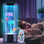 Interaktiv ljusvas med 3D-projektion av fiskar och maneter, som skapar en lugnande och magisk atmosfär i rummet. Perfekt för dekoration och avslappnande atmosfär, kontrollerbar via fjärrkontroll.