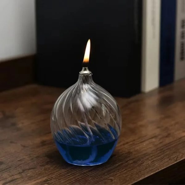 Ljusstake i glas med blå vätska, elegant vetenskaplig design, perfekt för vetenskaplig dekoration eller varm atmosfär.