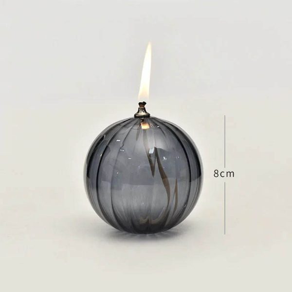 Rund glasvas med tänd ljus, höjd 8 cm, dekoration i vetenskaplig eller modern stil.