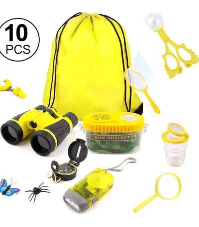 Upptäcktsaccessoarer för barn, inklusive kikare, förstoringsglas, insekter och en gul förvaringsväska för utomhusaktiviteter.
