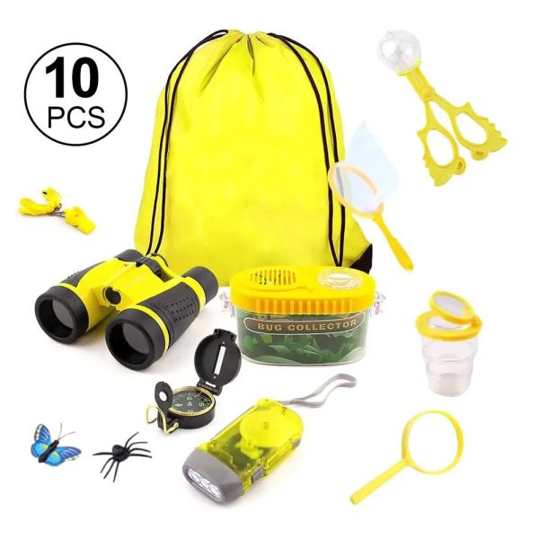 Upptäcktsaccessoarer för barn, inklusive kikare, förstoringsglas, insekter och en gul förvaringsväska för utomhusaktiviteter.