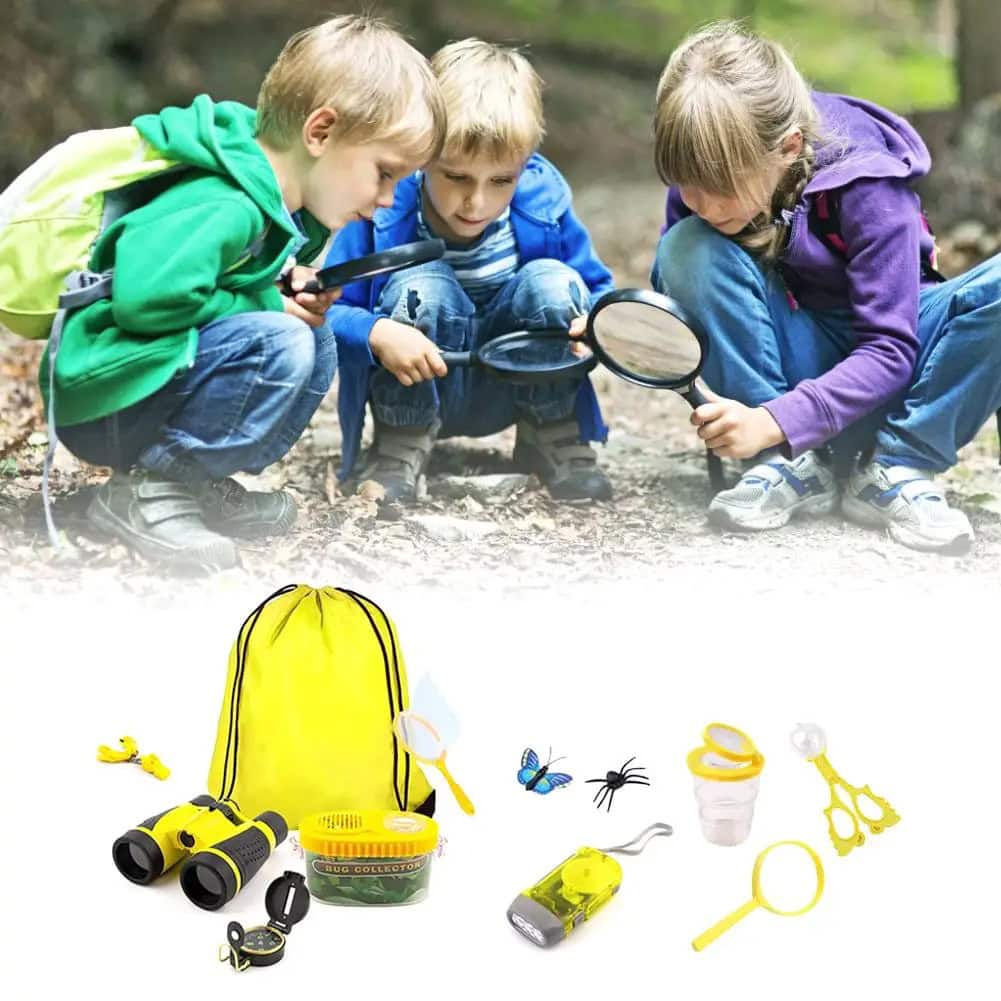 Vetenskapligt observationskit för barn med förstoringsglas, kikare, insekter och utbildningsmaterial.