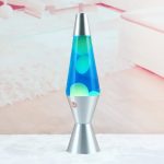 Dekorativ lampa i form av en Lava-vase med färgglada ljuseffekter, idealisk för modern och originell dekoration.