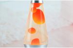 Transparent glasvas med orange luftbubblor, modern och elegant dekoration, perfekt för att försköna ditt hem med en vetenskaplig och färgglad touch.
