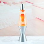 Vetenskaplig Lava-lampa med metallbas och orange vätska i rörelse, idealisk för dekoration och lärande om fysik.