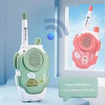 Barnintercom med trådlös kommunikation, färgglad design med sköldpadda och kanin, idealisk för att leka och kommunicera på avstånd upp till 300 meter.