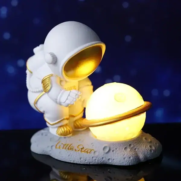 Astronautfigur med lysande planet, rymdtema dekoration.