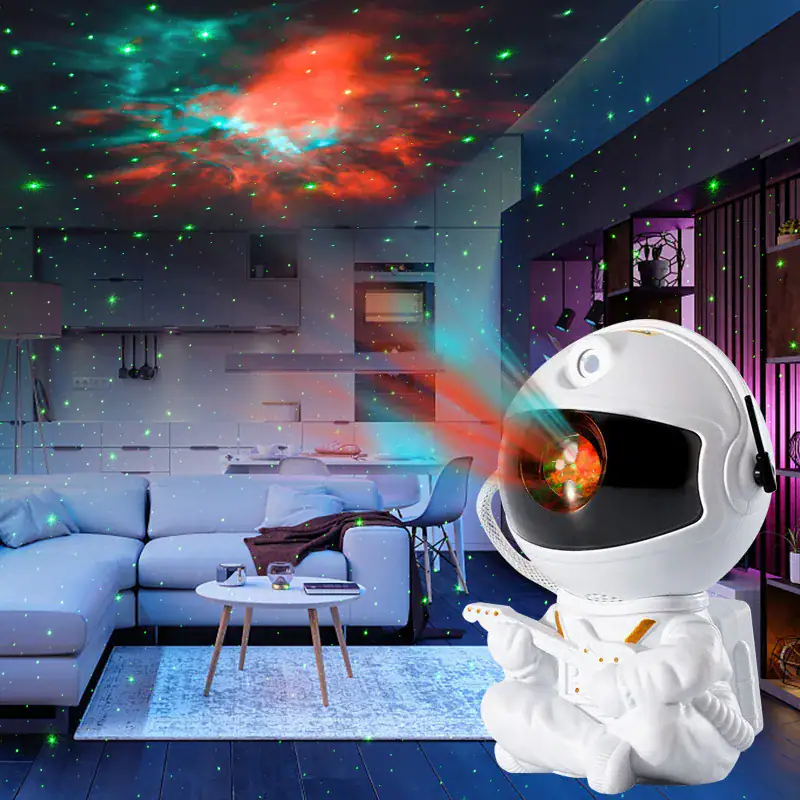 Robot med stjärnprojektion i ett modernt vardagsrum, som skapar en kosmisk atmosfär med en färgglad stjärnhimmel projicerad på taket.