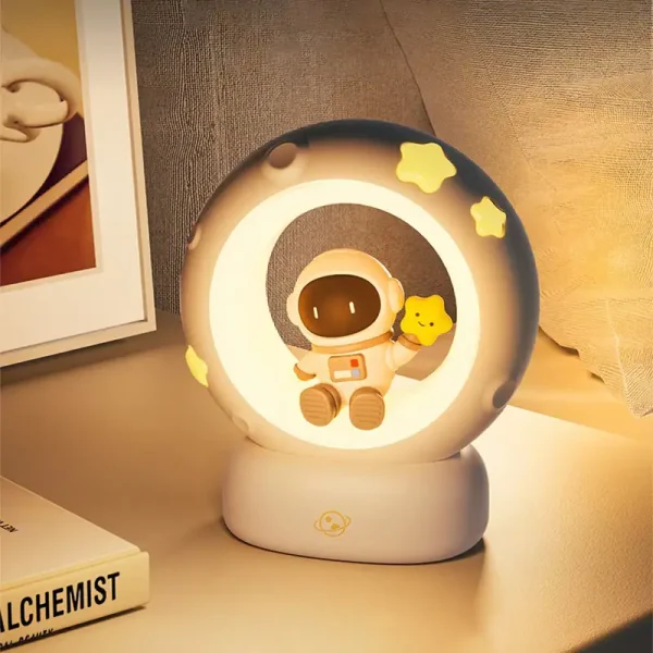 Nattlampa i form av astronaut med lysande stjärnor, idealisk för inredning av barnrum eller som en originalpresent med rymdtema.