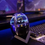 Skrivbordslampa i form av en planet med LED-belysning, idealisk för vetenskaplig dekoration och modern kontorsstämning.