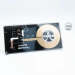 Vetenskaplig elektronisk chip med Tesla-logotyp, högteknologisk komponent för innovativa experiment och projekt.
