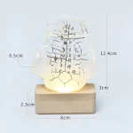 Vetenskaplig lampa i glas med inskriptioner och träbas, en originell dekoration för arbetsutrymme eller inredning.