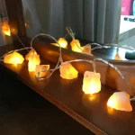 Ljussten i Himalaya salt med LED-girlang, idealisk för en varm och naturlig atmosfär i ditt inomhus- eller utomhusutrymme.