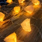 Dekorativ ljusgirlang med upplysta saltstenar.
