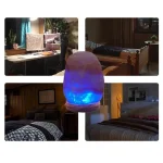 Naturlig saltlampa med blå LED-belysning för en varm och avslappnande atmosfär.