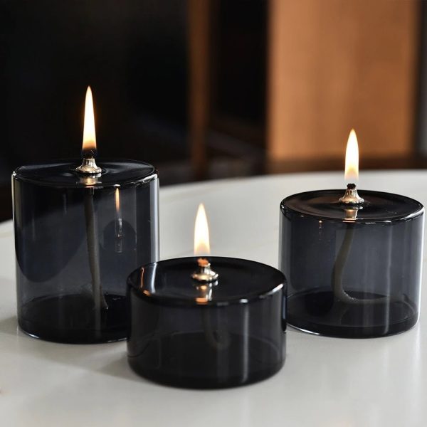 Svarta glasljus med tänd låga, dekoration inspirerad av vetenskap och forskning. Perfekta för en mystisk atmosfär eller en originell dekoration.