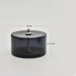 Rökig svart glasrökelsehållare med en guld kattfigur, idealisk för att dekorera ditt utrymme. Mått: 8 cm i diameter och 4,5 cm i höjd.