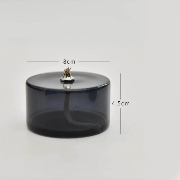 Rökig svart glasrökelsehållare med en guld kattfigur, idealisk för att dekorera ditt utrymme. Mått: 8 cm i diameter och 4,5 cm i höjd.