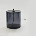Laboratoriekorg i rökigt glas med metallock, mått 8 cm i diameter och 8,5 cm i höjd, idealisk för vetenskapligt eller dekorativt bruk.