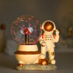Dekorativ nyckelring som föreställer en mini åskgenerator med en astronaut, idealisk för vetenskaps- och astronomientusiaster.