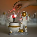 Vetenskaplig glödlampa med elektrisk blixt och gyllene astronautfigur.