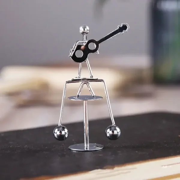 Miniatyr metallisk musikbalans med gitarr.