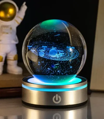 Holografisk sfär som representerar solsystemet med planeter och banor i 3D, belyst av färgglada ljus, på en ljusbas, modern vetenskaplig dekoration.