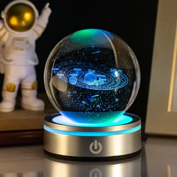 Holografisk sfär som representerar solsystemet med planeter och banor i 3D, belyst av färgglada ljus, på en ljusbas, modern vetenskaplig dekoration.