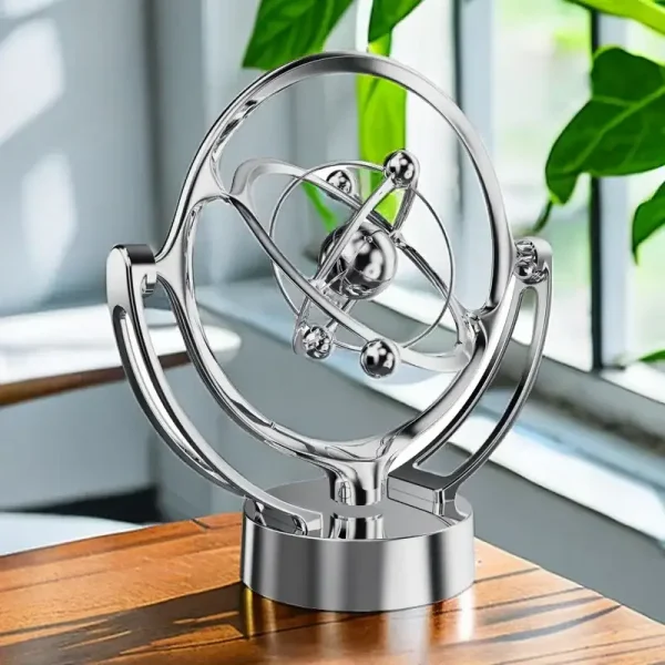 Dekorativ modell av en atomkula i glänsande metall, perfekt för vetenskaplig eller pedagogisk dekoration.