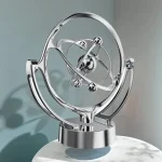 Dekorativ skulptur som representerar en atommodell i glänsande metall, idealisk för modern och elegant vetenskaplig dekoration.