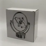 Sferisk klocka i metall, symbol för vetenskap och astronomi, idealisk för kontors- eller hylldekoration.