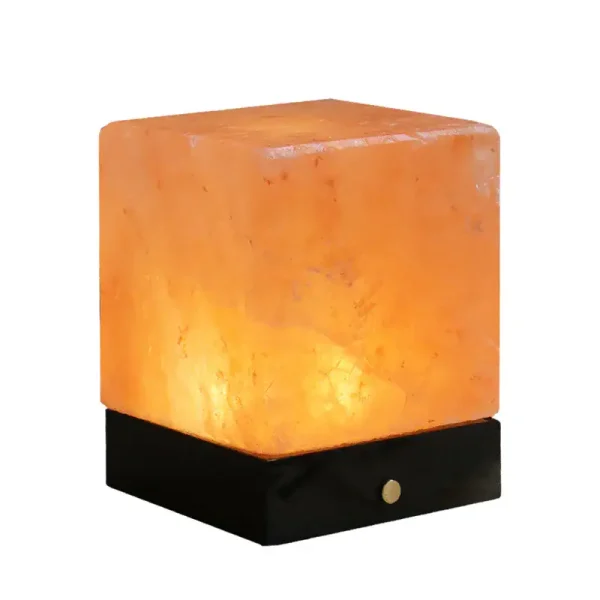 Himalayasaltlampa med svart bas, perfekt för inredning och att skapa en varm atmosfär.