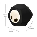 Svart och vit panda-högtalare med exakta dimensioner för dekoration eller ljudanvändning.