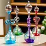 Samling av färgade laboratorievaser i glas, med varierande former och eleganta detaljer, perfekta för vetenskaplig eller modern dekoration.