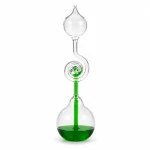 Laboratoriepipett i glas med grön vätska, används för vetenskapliga experiment eller pedagogiska demonstrationer.