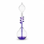 Laboratoriepipett i glas med lila spiral, används för noggrann hantering av vätskor inom vetenskap.