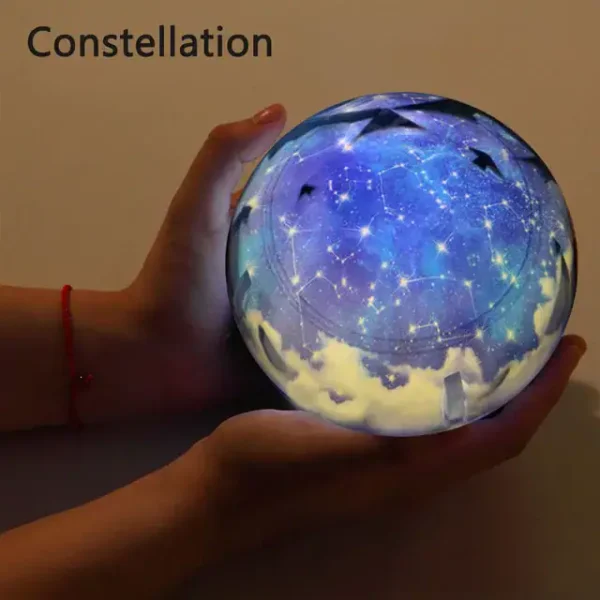 Upplyst kula som föreställer en stjärnkonstellation med en stjärnhimmel och synliga konstellationer, hålls i en hand för en magisk och dekorativ effekt.