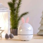 Aromaterapidiffusor i form av en vit kanin med diffuser för eteriska oljor.