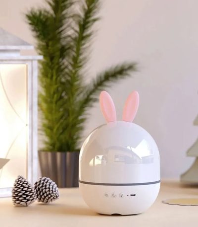 Aromaterapidiffusor i form av en vit kanin med diffuser för eteriska oljor.