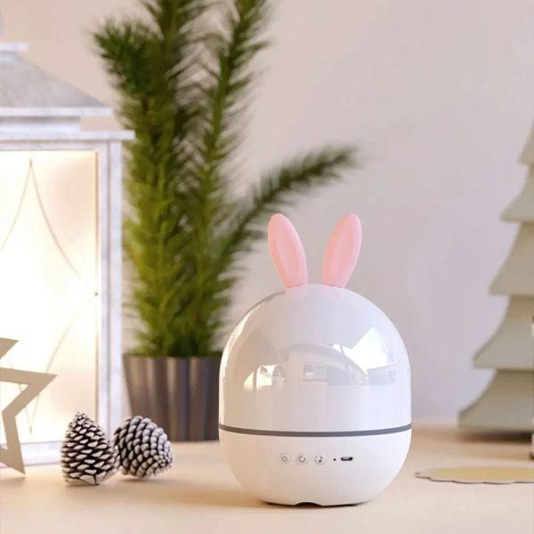 Aromaterapidiffusor i form av en vit kanin med diffuser för eteriska oljor.