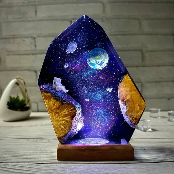 Ljuspanel i resin med rymdscen, planeten Jorden, flytande astronaut, stjärnor och galax, på en träbas, originaldekoration för astronomientusiaster.