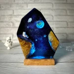 Dekorativ sten i resin med kosmiskt mönster, planet, stjärnor, stjärnhimmel, inredning, vetenskapligt objekt, galaktisk stildekoration.