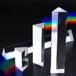 Dekorativa objekt i spegelglas med färgade reflektioner, moderna geometriska former, perfekta för elegant och samtida inredning.