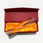 Mikroskopglas i en röd presentask med orange satininsida, perfekt för samling eller vetenskaplig dekoration.