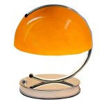 Vintage orange skrivbordslampa med bas i kromat metall, elegant och retro design, perfekt för vetenskaplig eller modern dekoration.