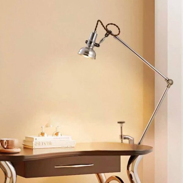 Industriell skrivbordslampa i metall, vintage-design med ledad arm, perfekt för ett arbetsutrymme eller modern inredning.