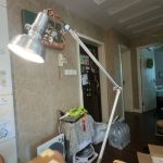 Industriell skrivbordslampa med ledad arm i metall, perfekt för vetenskaplig eller industriell inredning.
