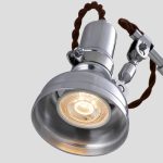Metallforskarlampa med tvinnad kabel, perfekt för vetenskapliga experiment eller industriell inredning.