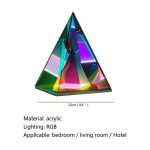 Akrylpyramid med RGB-belysning, modern och färgglad dekoration, idealisk för sovrum, vardagsrum eller hotell. Tillför en touch av vetenskap och stil till ditt hem.